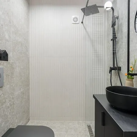Апартаменти Superb 2br Flat - Cismigiu Gardens - Terrace Бухарест